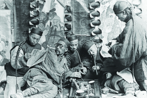 19세기말쯤 중국 광동지역에서 아편을 피고있는 중국인들.