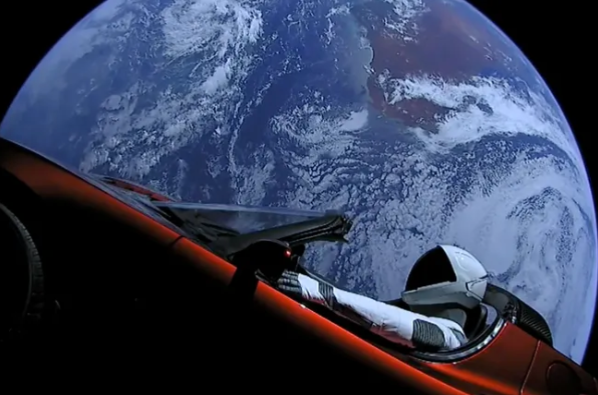 지난 2018년 2월 일론 머스크는 빨란색 로드스터를 탑재한 채  스페이스X의 우주선 '팔콘 헤비'에 발사했다. 지구를 배경으로 마네킹 '스타맨'이 운전석에 앉아있는 로드스터.