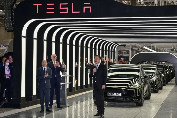 2022년 3월 유럽에서는 처음으로 독일에 전기차 생산공장을 준공한 테슬라의 일론 머스크.