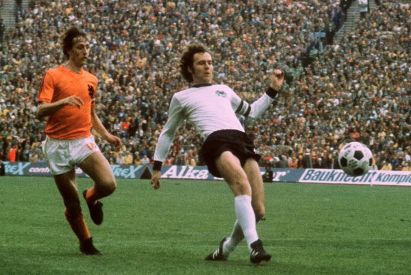 1974년 서독월드컵 결승전에서 공을 다투고 있는 요한 크루이프와 프란츠 베켄바우어(오른쪽)