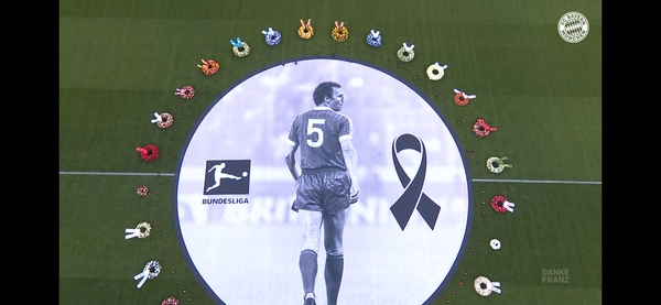 뮌헨의 홈구장 알라안츠 아레나의 경기장에 그를 추모한 그림과 꽃.