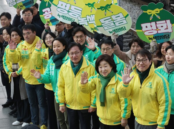 녹색당과 통합한 정의당은 민중과 결별했다. 사진=연합뉴스