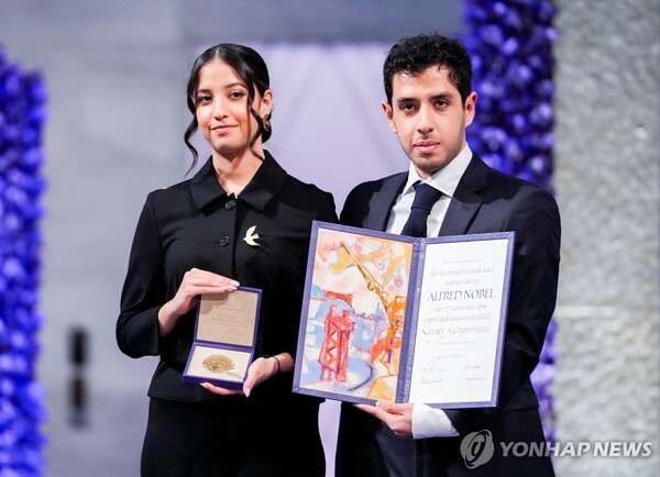2023년 12월10일 노벨 평화상 시상식에서 나르게스 모하마디를 대신해 그의 17세(당시) 쌍둥이 딸 키아나와 아들 알리가 대리 수상자로 등장해 상장과 금메달을 받았다. 사진= 연합뉴스